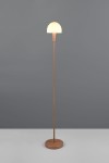 Lampa podłogowa Glenn w kolorze kawowym, z okrągłą podstawą i smukłym stelażem. Klosz w kształcie półkuli z białego materiału, zamontowany na metalowym uchwycie, stojąca na gładkiej powierzchni, na tle szarym.