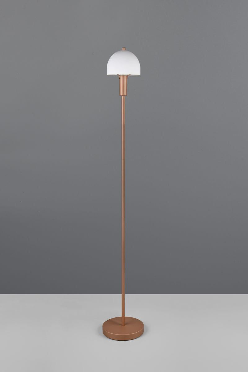 Lampa podłogowa Glenn w kolorze kawowym z białym kloszem, posiadająca metalowy, prosty stelaż. Ujęcie frontalne, produkt stoi na okrągłej podstawie, idealna do nowoczesnych wnętrz.