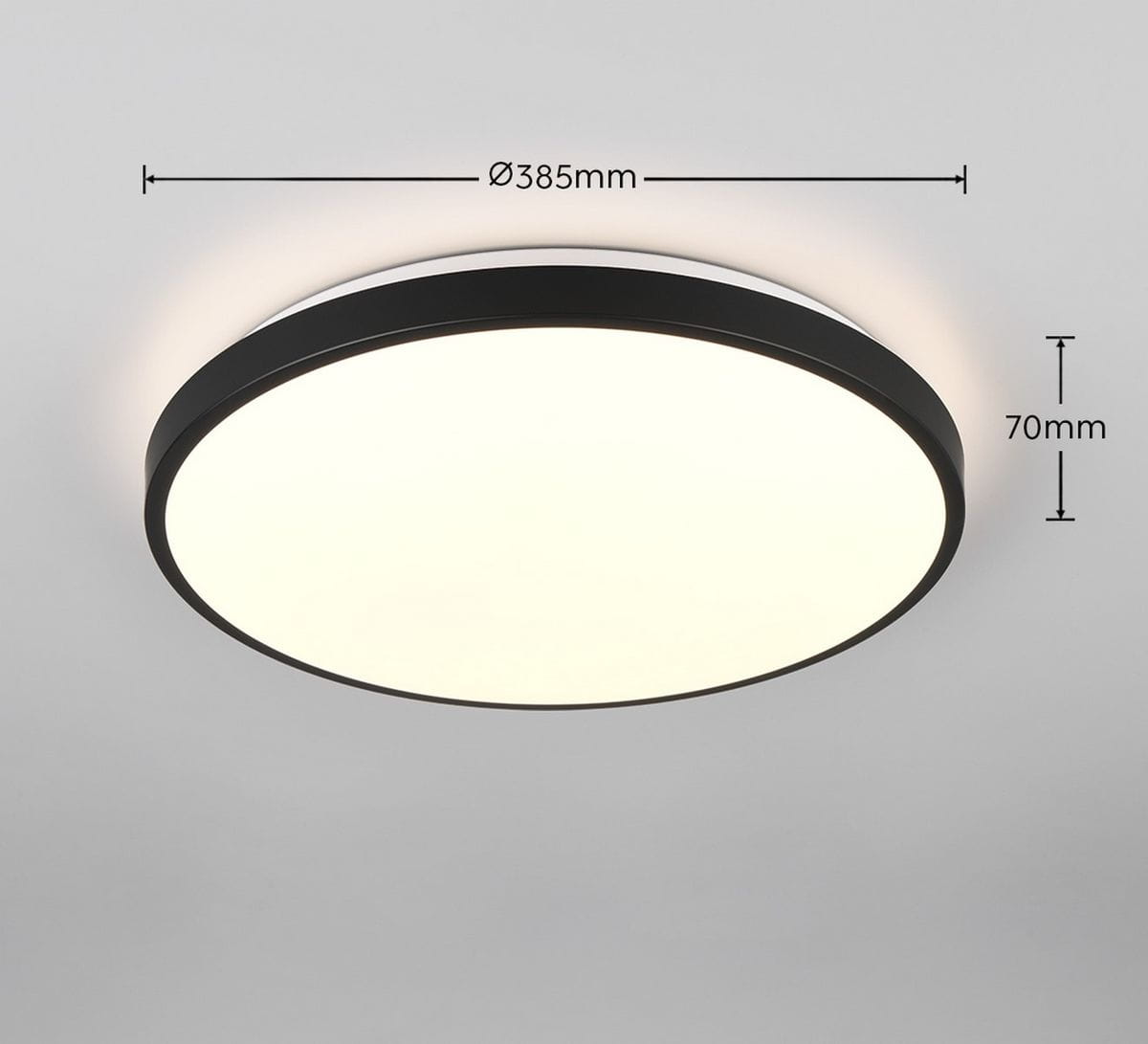 Plafon Loody z czujnikiem ruchu i zmierzchu, o średnicy 385 mm i grubości 70 mm. Czarna obudowa z białym kloszem LED o mocy 22W. Produkt zamontowany na suficie, prezentujący nowoczesny design.