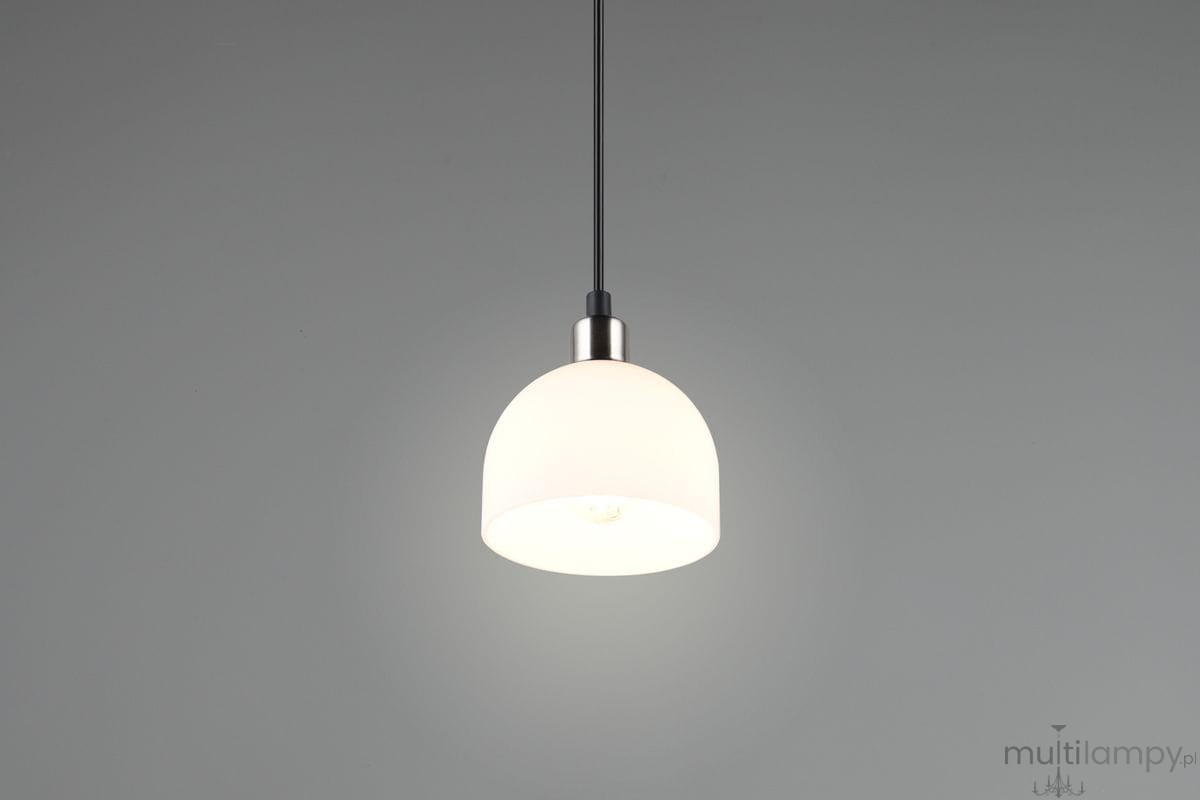 Lampa wisząca Molly z białym kloszem w kształcie półkuli, wykonana z niklu. Ujęcie frontalne, lampa zawieszona na cienkim przewodzie, delikatnie oświetlająca otoczenie. Proste tło, podkreślające minimalistyczny design.