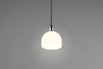 Lampa wisząca Molly z białym kloszem w kształcie półkuli, wykonana z niklu. Ujęcie frontalne, lampa zawieszona na cienkim przewodzie, delikatnie oświetlająca otoczenie. Proste tło, podkreślające minimalistyczny design.