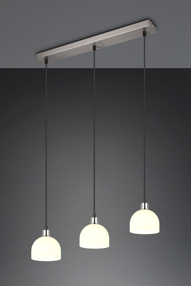 Lampa wisząca Molly z trzema oprawami E14, wykonana z niklu i białego szkła. Posiada zaokrąglone klosze, zawieszone na cienkich linkach. Ujęcie z góry, na ciemnym tle, ukazuje elegancki design lampy, idealnej do nowoczesnych wnętrz.