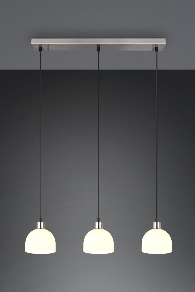 Lampa wisząca Molly 3xE14 w kolorze niklowym z białymi kloszami. Produkt zawieszony na trzech czarnych linkach, montowany na prostokątnej podstawie. Klosze mają półokrągły kształt z delikatnym wykończeniem. Tło szare, minimalistyczne.