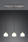 Lampa wisząca Molly 3xE14 w kolorze niklowym z białymi kloszami. Produkt zawieszony na trzech czarnych linkach, montowany na prostokątnej podstawie. Klosze mają półokrągły kształt z delikatnym wykończeniem. Tło szare, minimalistyczne.