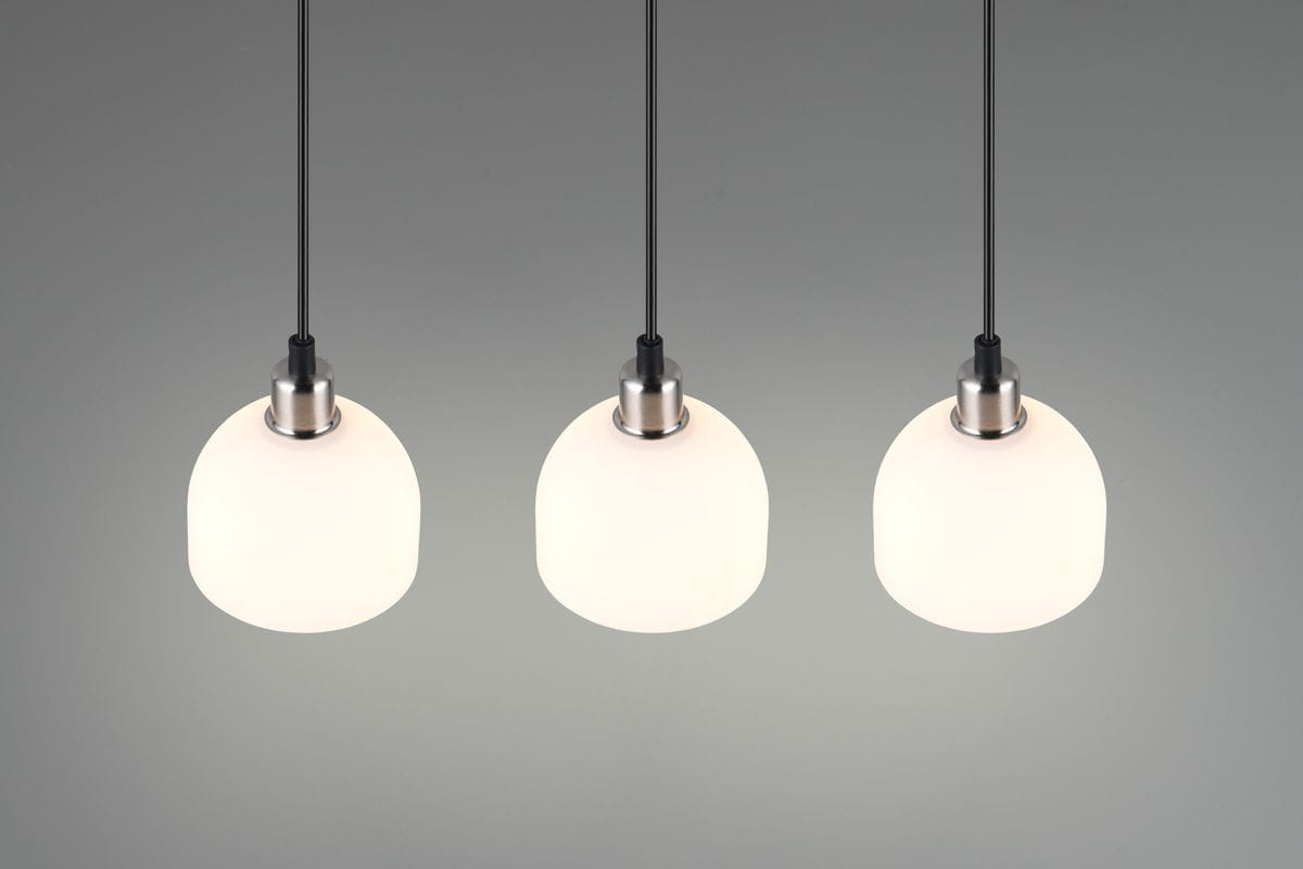 Lampa wisząca Molly z trzema kloszami w kształcie owalnym, wykonana z białego szkła, zawieszona na czarnych linkach. Metalowe elementy w kolorze niklu. Klosze mają gładką fakturę, oferując nowoczesny wygląd.