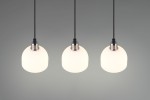 Lampa wisząca Molly z trzema kloszami w kształcie owalnym, wykonana z białego szkła, zawieszona na czarnych linkach. Metalowe elementy w kolorze niklu. Klosze mają gładką fakturę, oferując nowoczesny wygląd.