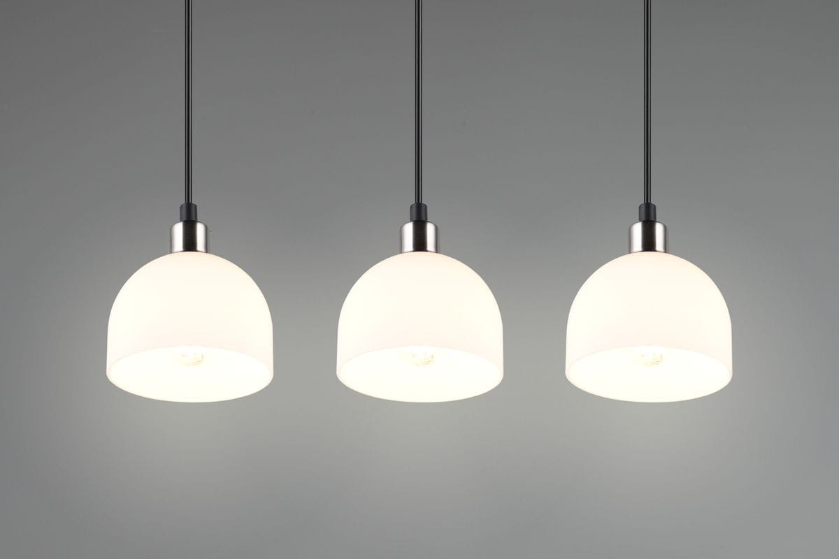 Lampa wisząca Molly z trzema kloszami w kolorze białym, wykonana z metalu w wykończeniu niklowym. Klosze mają zaokrąglony kształt i są zawieszone na czarnych przewodach, co nadaje nowoczesny charakter.