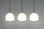 Lampa wisząca Molly z trzema kloszami w kolorze białym, wykonana z metalu w wykończeniu niklowym. Klosze mają zaokrąglony kształt i są zawieszone na czarnych przewodach, co nadaje nowoczesny charakter.