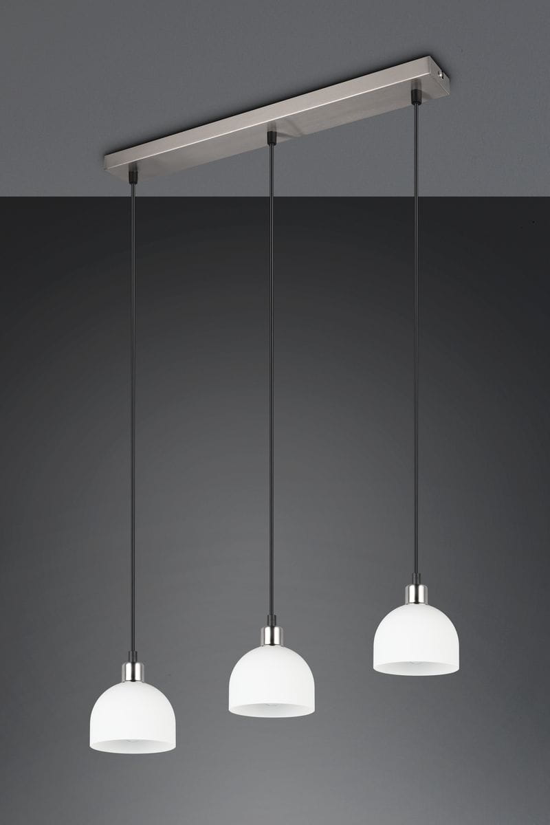 Lampa wisząca Molly 3xE14 w kolorze niklowym z trzema białymi kloszami w kształcie półkul. Produkt zawieszony na czarnych linkach z prostokątnym, metalowym mocowaniem. Ujęcie frontalne, na jednolitym tle.