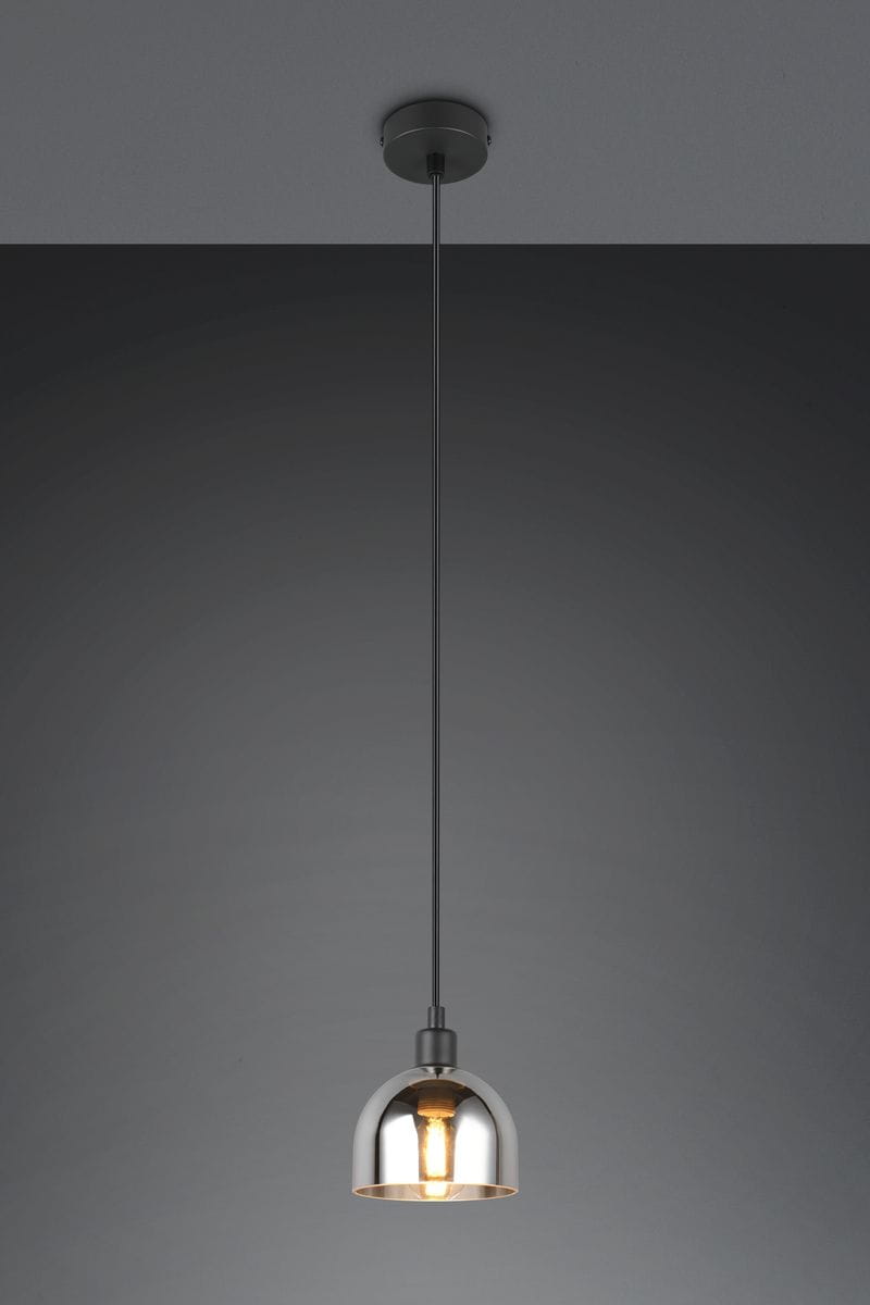 Lampa wisząca Molly z jedną oprawą E14, czarna z chromowanym kloszem w kształcie półkuli. Zawieszona na cienkim czarnym przewodzie, umocowana do sufitu. Oświetlenie w eleganckim, minimalistycznym stylu.