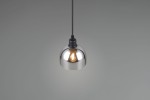 Lampa wisząca Molly z oprawą w kolorze czarnym i chromowanym, z kloszem w kształcie półkuli. Zawieszona na czarnym przewodzie, z widoczną żarówką E14. Tło w odcieniu szarym, neutralnym.