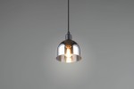 Lampa wisząca Molly z kloszem w kolorze chromu i czarnym wykończeniem, montowana na cienkim przewodzie. Kształt cylindryczny, z widoczną żarówką E14 wewnątrz. Tło proste, szare, podkreślające design lampy.