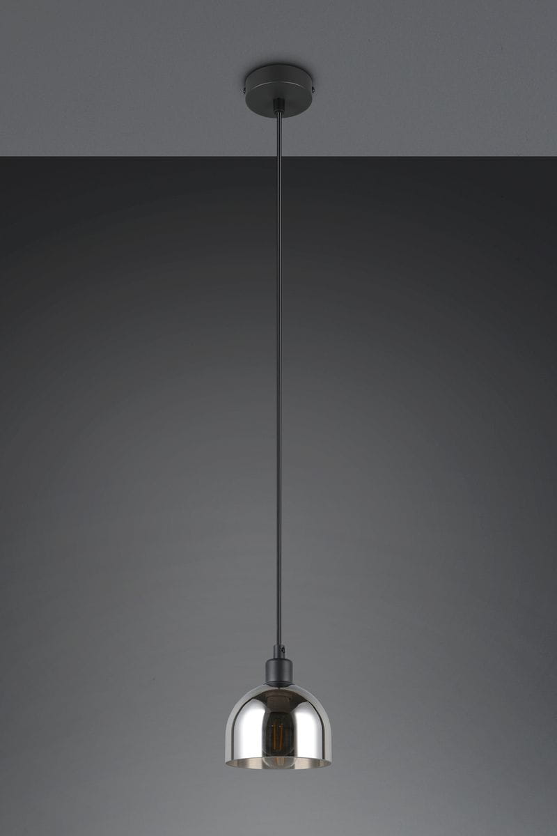 Czarna lampa wisząca Molly z chromowanym kloszem, z zawieszeniem na długim kablu. Kształt klosza półkulisty, umieszczona na jednolitym, ciemnym tle. Idealna do nowoczesnych wnętrz, z miejscem na żarówkę E14.