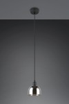 Czarna lampa wisząca Molly z chromowanym kloszem, z zawieszeniem na długim kablu. Kształt klosza półkulisty, umieszczona na jednolitym, ciemnym tle. Idealna do nowoczesnych wnętrz, z miejscem na żarówkę E14.