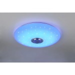 Plafon Musica w kolorze białym z pilotem, okrągły, z jedną diodą LED 33W, emitujący światło w odcieniach RGBW. Widoczna faktura ze wzorem gwiazdek na niebieskim tle, z metalowym elementem centralnym. Zawieszony na suficie.