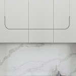 Czarna lampa wisząca Minima 80 z pojedynczym źródłem LED o mocy 20W, zawieszona poziomo, z minimalistycznym designem. Widoczna w otoczeniu jasnych mebli na tle marmurowej ściany, z metalowymi detalami.