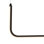 Lampa wisząca Minima 80, czarna, z LED o mocy 20W. Prezentowana w zbliżeniu, ukazuje prosty, nowoczesny kształt z delikatnym podświetleniem. Produkt zawieszony, z cienkim przewodem, idealny do minimalistycznych wnętrz.