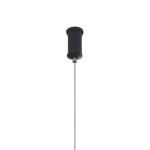 Czarna lampa wisząca Minima 80 z jednym źródłem LED o mocy 20W. Wykonana z materiałów metalowych, z prostym, cylindrycznym kloszem i przewodem mocującym, zawieszona w pionie. Tło białe, co podkreśla minimalistyczny design produktu.