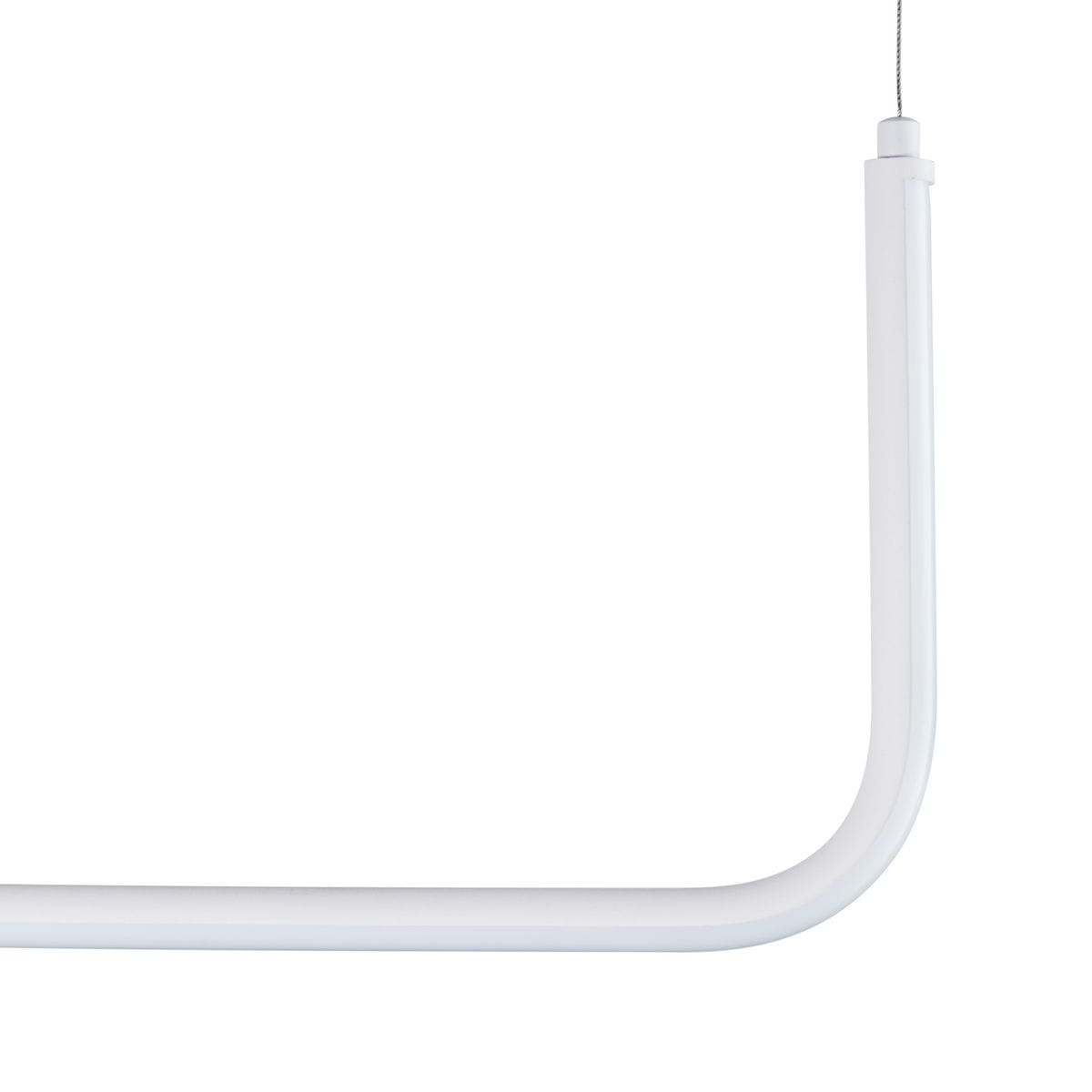 Lampa wisząca Minima 120 w kolorze białym, wykonana z metalu, z prostokątnym, zaokrąglonym kształtem. Ujęcie z boku ukazuje zawieszenie na cienkim, metalowym linku. Elementy LED o mocy 20W są ukryte w obudowie. Tło białe, prosty styl.