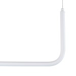 Lampa wisząca Minima 120 w kolorze białym, wykonana z metalu, z prostokątnym, zaokrąglonym kształtem. Ujęcie z boku ukazuje zawieszenie na cienkim, metalowym linku. Elementy LED o mocy 20W są ukryte w obudowie. Tło białe, prosty styl.