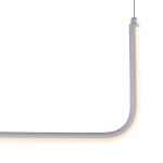Lampa wisząca Minima 120, biała, z jedną żarówką LED o mocy 20W. Produkt ma prostą, minimalistyczną formę w kształcie łuku, zawieszony na cienkim przewodzie. Widoczna jest delikatna iluminacja na krawędzi.