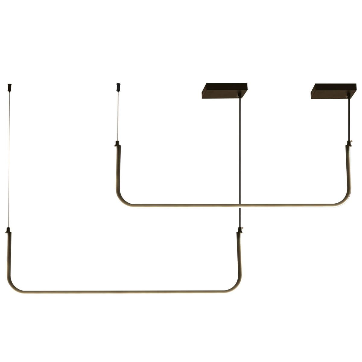 Lampa wisząca Minima 80 w kolorze czarnym, z dwiema oprawami LED o mocy 40W. Posiada dwa prostokątne elementy mocujące i dwa zawieszenia w formie łuków. Kąt ujęcia frontalny, na białym tle.