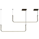 Lampa wisząca Minima 80 w kolorze czarnym, z dwiema oprawami LED o mocy 40W. Posiada dwa prostokątne elementy mocujące i dwa zawieszenia w formie łuków. Kąt ujęcia frontalny, na białym tle.