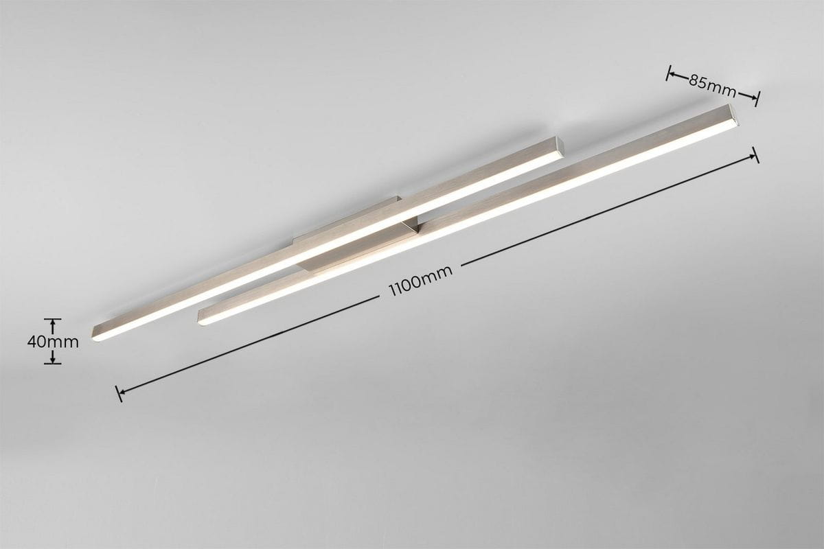 Lampa sufitowa Odio w kolorze niklowym z dwoma LEDami o mocy 22W. Prosta, nowoczesna konstrukcja z trzema równoległymi paskami o długości 1100 mm, szerokości 85 mm i wysokości 40 mm, montowana do sufitu.