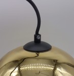 Lampa wisząca Mirror Glow D25 w kolorze złotym z metalowym kloszem. Widoczny czarny element montażowy oraz kabel tekstylny. Klosz o gładkiej, błyszczącej powierzchni, odbijający światło. Kąt ujęcia z góry, pokazujący detal mocowania.