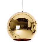 Lampa wisząca Mirror Glow D25 w złotym kolorze, o kulistym kształcie, z jedną oprawą E27. Ujęcie z przodu, pokazujące błyszczącą powierzchnię i odbicia w niej. Zawieszona na cienkim przewodzie, bez dodatkowych dekoracji.