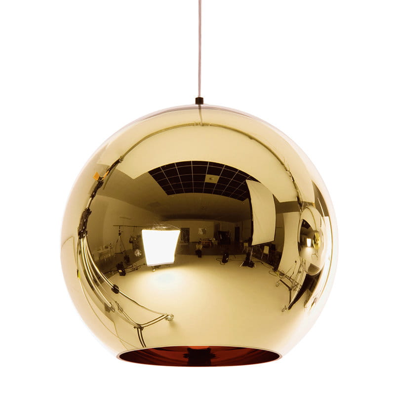 Lampa wisząca Mirror Glow D40 z jednym gniazdem E27 w złotym kolorze. Okrągła, lustrzana kula z metalicznym wykończeniem, zawieszona na cienkim przewodzie. Widoczne odbicia otoczenia w powierzchni lampy.