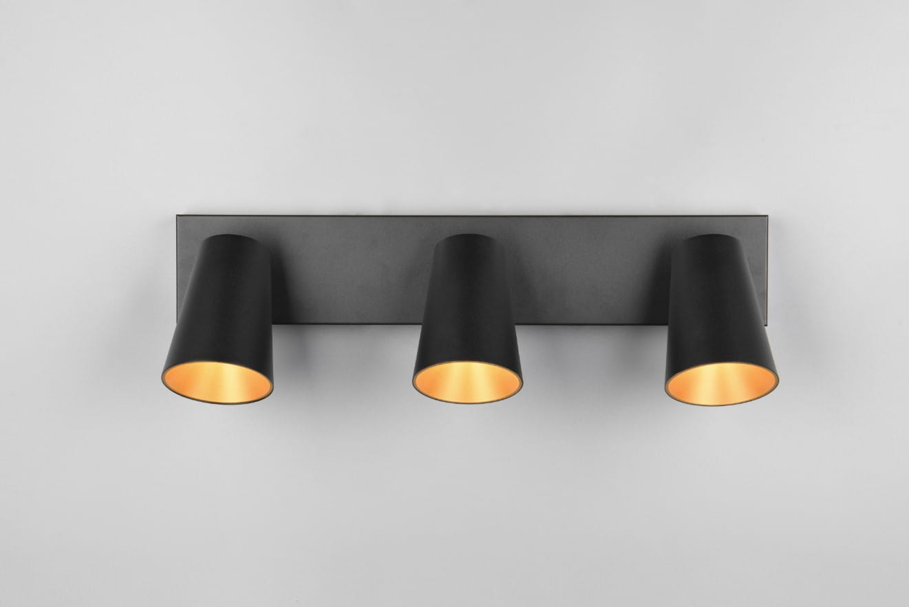 Czarna lampa sufitowa Sharp z trzema reflektorami GU10, montowana na prostokątnej podstawie. Reflektory mają matową powierzchnię i złote wnętrze, ustalone w lekko nachylonej pozycji. Produkt prezentowany na jednolitym tle.