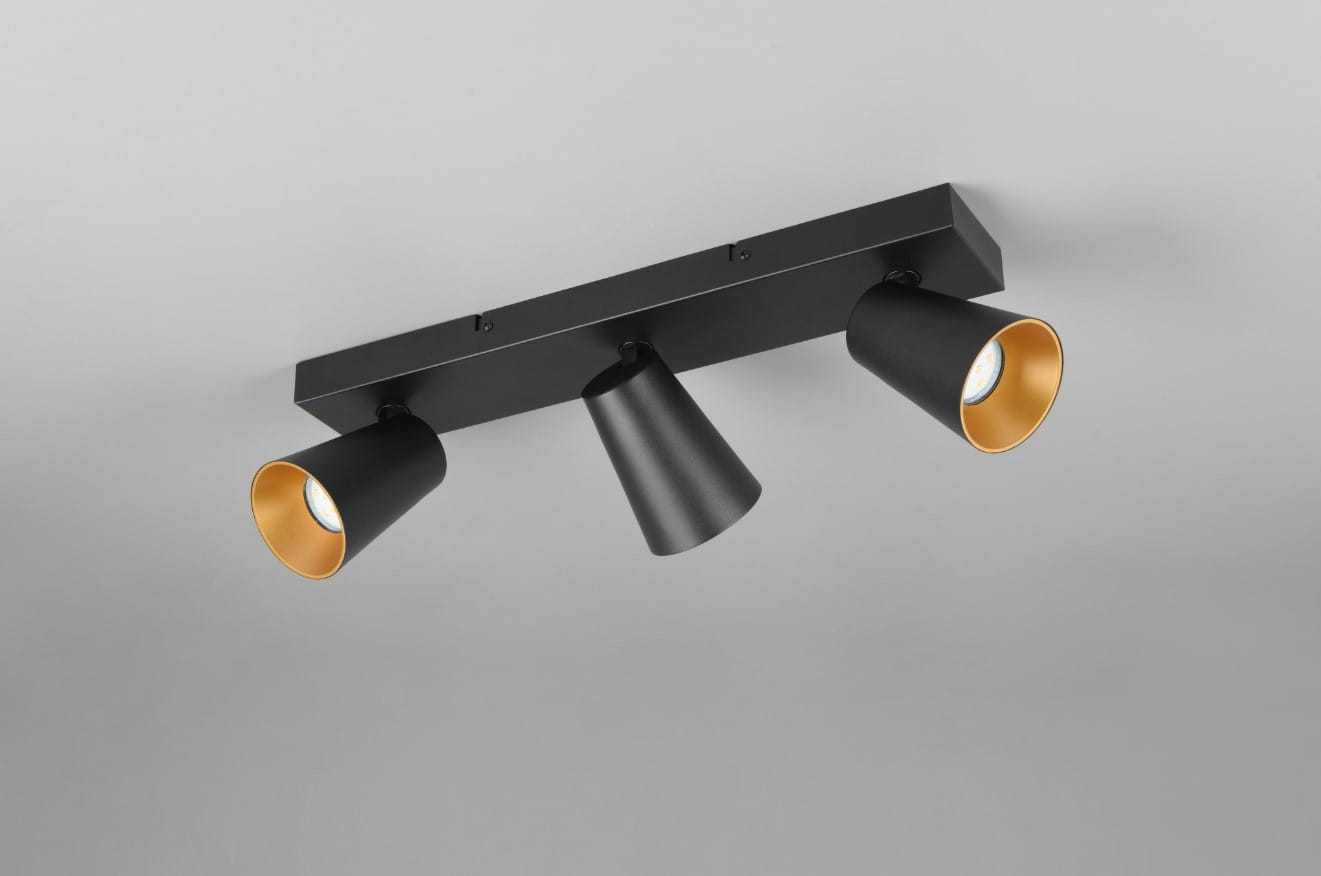 Czarna lampa sufitowa Sharp z trzema reflektorami GU10. Reflektory mają matowe wykończenie na zewnątrz i złote wnętrze. Produkt zamontowany na prostokątnej podstawie, skierowany w dół, idealny do oświetlenia wnętrz.