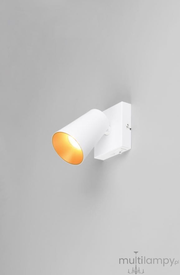 Biały kinkiet Sharp z pojedynczym źródłem światła GU10, zamontowany na ścianie. Lampa ma cylindryczny klosz skierowany w dół, z ciepłym, złotym światłem wewnątrz. Prosta, nowoczesna konstrukcja, idealna do oświetlenia wnętrz.