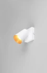Biały kinkiet Sharp z pojedynczym źródłem światła GU10, zamontowany na ścianie. Lampa ma cylindryczny klosz skierowany w dół, z ciepłym, złotym światłem wewnątrz. Prosta, nowoczesna konstrukcja, idealna do oświetlenia wnętrz.