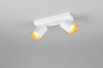 Biała lampa sufitowa typu spot z dwoma reflektorami GU10. Reflektory mają cylindryczny kształt, skierowane w różne strony, zamontowane na prostokątnej podstawie. Tło jest jasnoszare, co podkreśla minimalistyczny design.
