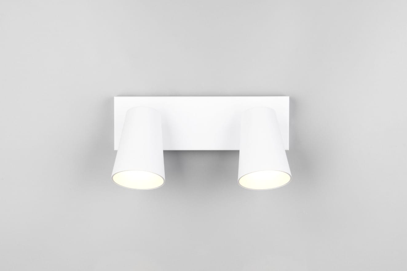 Lampa sufitowa Sharp z dwoma reflektorami GU10 w białej obudowie. Ujęcie frontalne, z widocznymi okrągłymi kloszami skierowanymi w dół. Prosta, minimalistyczna konstrukcja na prostokątnej podstawie. Tło w jasnoszarym kolorze.