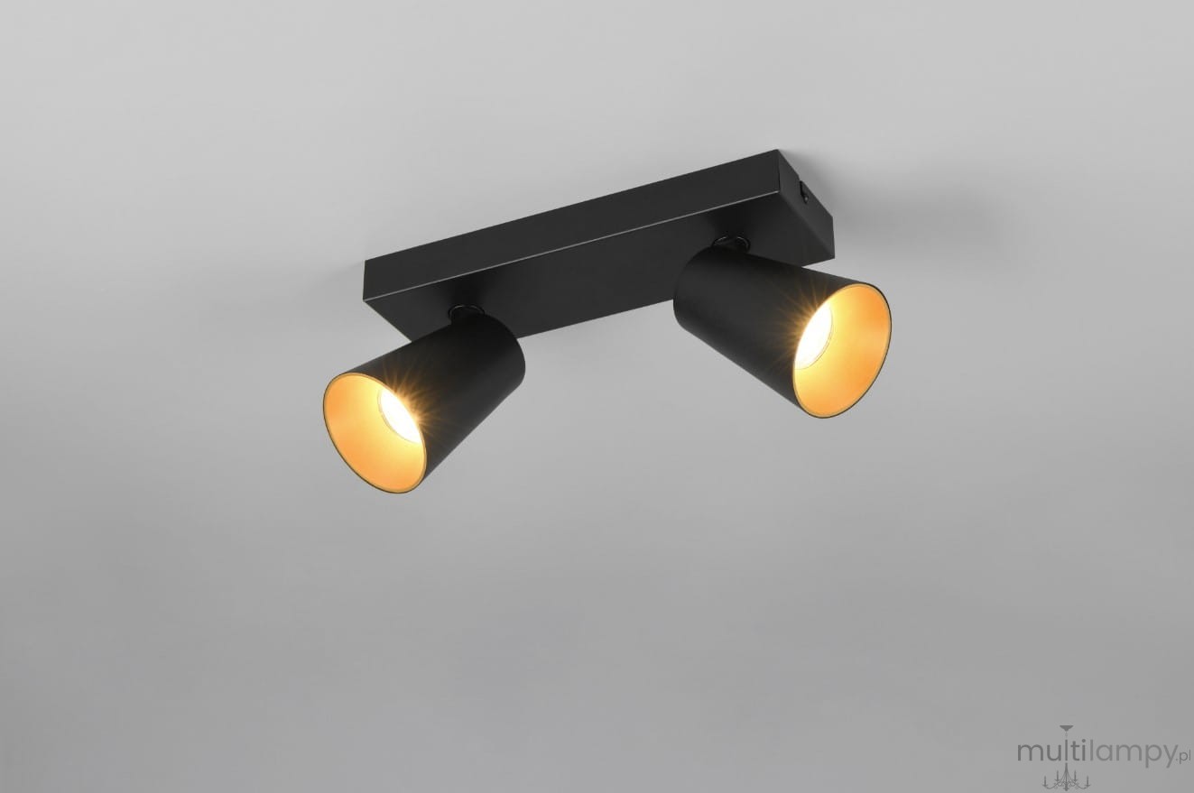 Czarna lampa sufitowa Sharp z dwoma reflektorami GU10, zamontowana na prostokątnej podstawie. Reflektory mają stożkowy kształt i emitują ciepłe światło. Ujęcie z dołu, ukazujące detale konstrukcji i kąt padania światła.