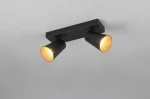 Czarna lampa sufitowa Sharp z dwoma reflektorami GU10, zamontowana na prostokątnej podstawie. Reflektory mają stożkowy kształt i emitują ciepłe światło. Ujęcie z dołu, ukazujące detale konstrukcji i kąt padania światła.