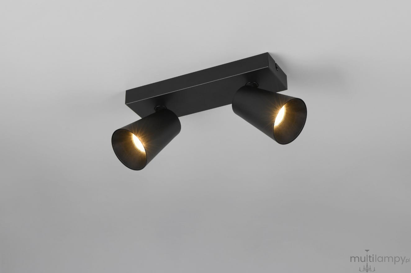 Lampa sufitowa Sharp z dwoma punktami świetlnymi w czarnych oprawach, zamontowana na prostokątnej podstawie. Widać dwa klosze w kształcie stożków, emitujące ciepłe światło. Ujęcie z dołu, na jednolitym tle.