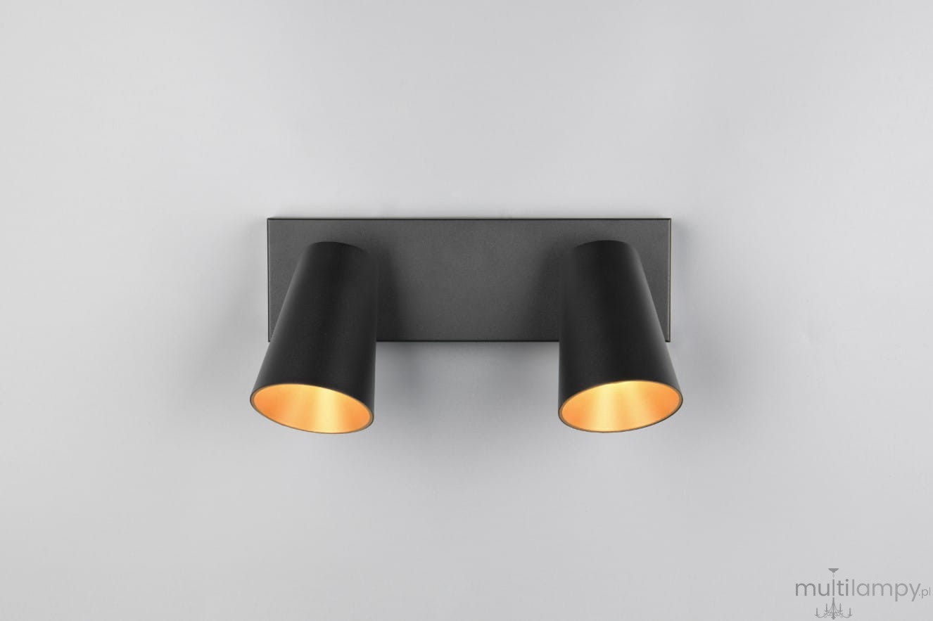Czarna lampa sufitowa Sharp z dwoma reflektorami GU10. Reflektory mają cylindryczny kształt z wewnętrzną złotą powłoką. Montowana na prostokątnej podstawie. Zbliżenie na górną perspektywę, ukazujące detale konstrukcji.