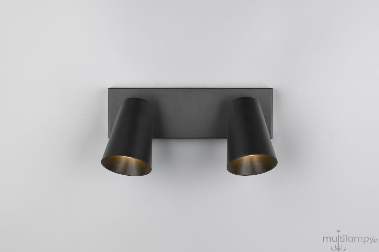 Czarna lampa sufitowa Sharp z dwoma reflektorami GU10, zamontowana na prostokątnej podstawie. Reflektory mają matowy czarny kolor na zewnątrz i złotawą powierzchnię wewnętrzną. Ujęcie frontalne, ukazujące wszystkie elementy lampy.