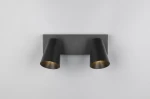 Czarna lampa sufitowa Sharp z dwoma reflektorami GU10, zamontowana na prostokątnej podstawie. Reflektory mają matowy czarny kolor na zewnątrz i złotawą powierzchnię wewnętrzną. Ujęcie frontalne, ukazujące wszystkie elementy lampy.