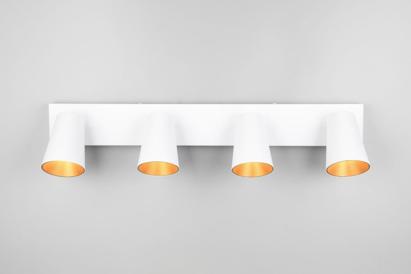 Lampa sufitowa Sharp z czterema spotami w białym kolorze, z metalowymi kloszami o złotym wnętrzu. Ujęcie frontalne, zamontowana na prostokątnej podstawie. Klosze mają stożkowaty kształt, skierowane w różnych kierunkach.