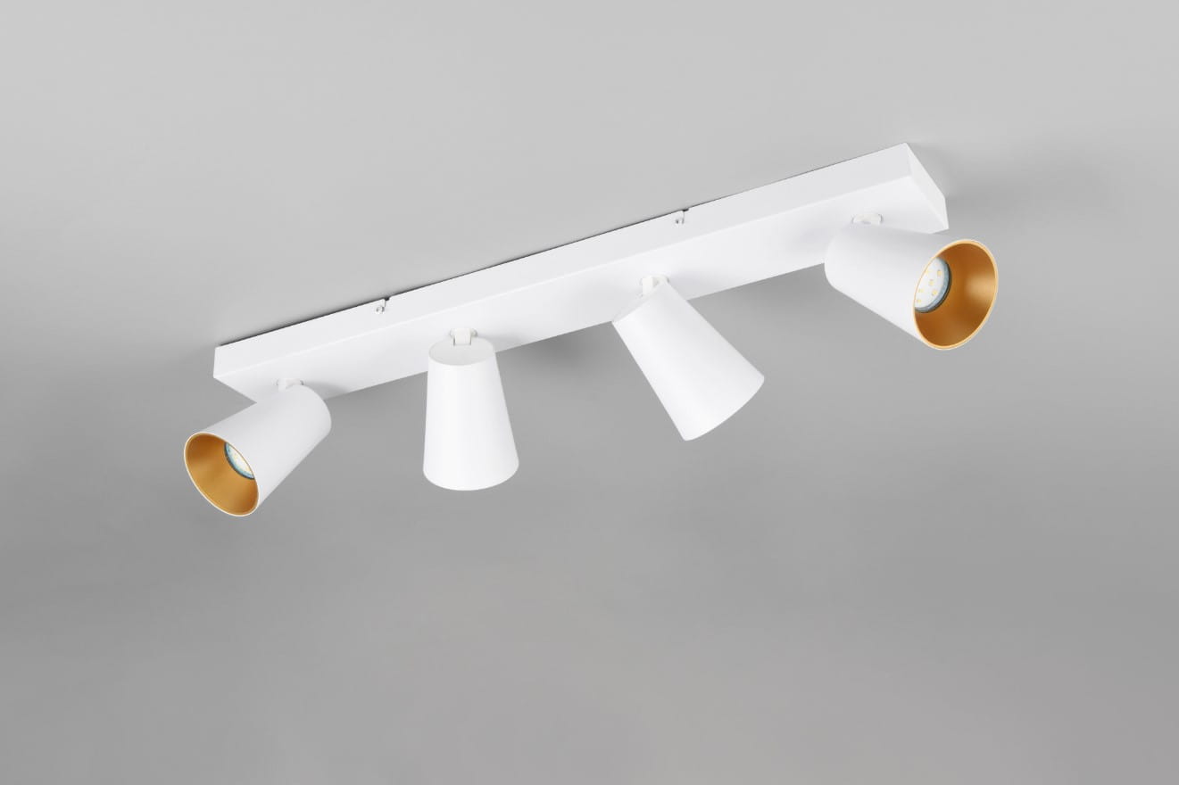 Lampa sufitowa Sharp z czterema reflektorami GU10 w kolorze białym. Reflektory mają wewnętrzną złotą powłokę. Ujęcie z góry, montowana na płaskiej podstawie. Prosty design idealny do nowoczesnych wnętrz.