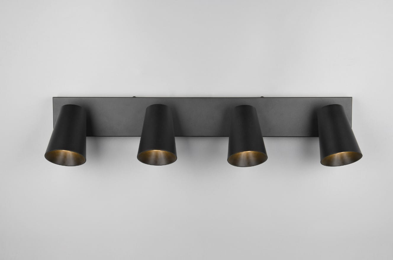 Czarna lampa sufitowa Sharp z czterema reflektorami GU10, zamontowana na prostokątnej podstawie. Reflektory mają matowe wykończenie zewnętrzne i złote wnętrze, co nadaje elegancki wygląd. Ujęcie frontalne, ukazujące całą konstrukcję.