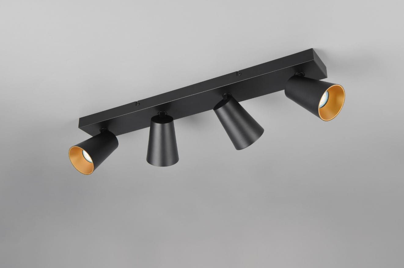 Czarna lampa sufitowa typu spot z czterema reflektorami GU10. Reflektory mają matowe wykończenie z zewnątrz i złote wnętrze. Ujęcie z góry, ukazujące stylowy design oraz sposób montażu na suficie.