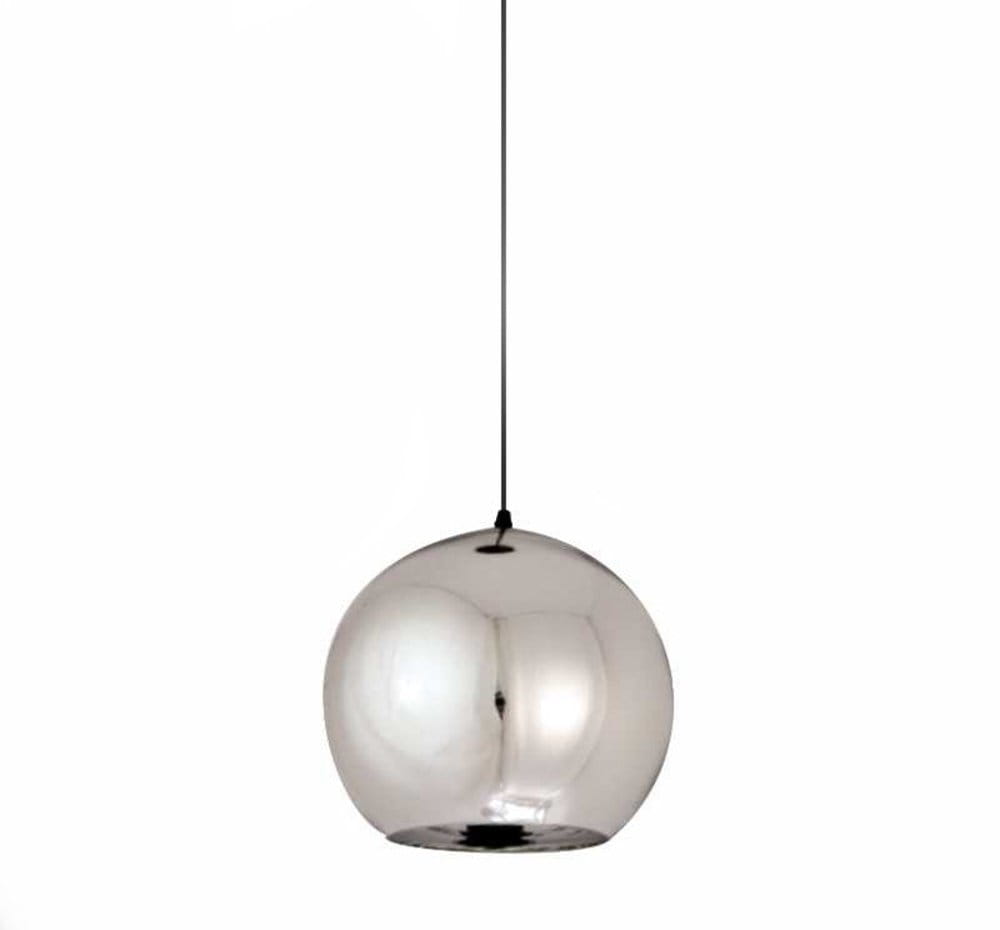 Lampa wisząca Mirror Glow D25 w kolorze chromu, o okrągłym kształcie, zawieszona na czarnym przewodzie. Posiada gładką, lustrzaną powierzchnię, która odbija otoczenie. Idealna do nowoczesnych wnętrz.
