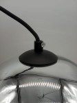 Lampa wisząca Mirror Glow D25 w chromowanej obudowie, z czarnym przewodem. Ujęcie z bliska, pokazujące detal montażowy oraz połyskujący klosz. Widoczna oprawka na żarówkę E27. Tło neutralne.