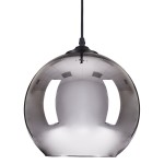 Lampa wisząca Mirror Glow D30 z chromowanym kloszem w kształcie kuli. Oświetlenie z miejscem na żarówkę E27, zawieszone na czarnym przewodzie. Klosz odbija światło i otoczenie, co tworzy efektowne wrażenie wizualne.